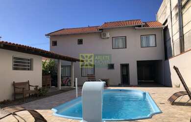 Imagem: A casa possui 3 Dormitórios, 1 Suíte, 3 Banheiros, 1 Vaga