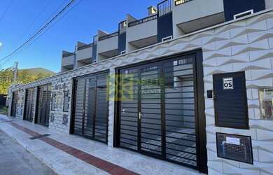 Imagem: A casa possui 2 Dormitórios, 2 Suítes, 3 Banheiros, 1 Vaga