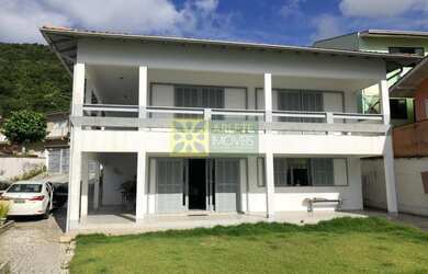 Imagem: A casa possui 4 Dormitórios, 1 Suíte, 3 Banheiros e 6 Vagas