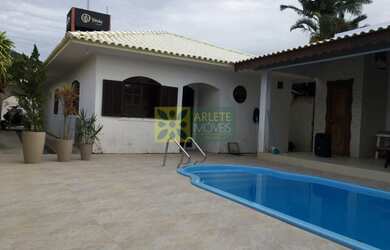 Imagem: A casa possui 3 Dormitórios, 1 Suíte, 3 Banheiros, 2 Vagas