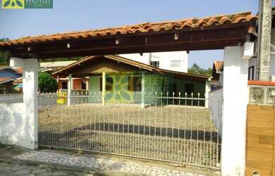 Imagem: A casa possui 3 Dormitórios, 2 Banheiros, 3 Vagas na garagem