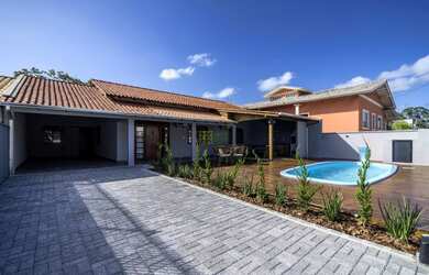 Imagem: A casa possui 4 Dormitórios, 2 Banheiros, 3 Vagas na garagem