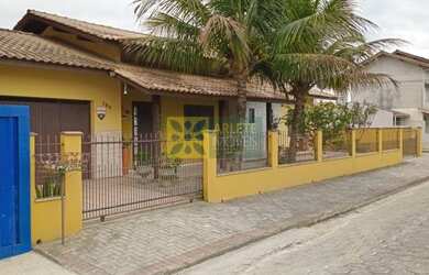 Imagem: A casa possui 3 Dormitórios, 3 Banheiros, 1 Vaga na garagem