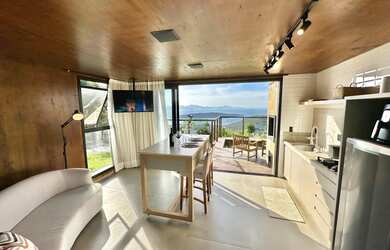 Imagem: A casa possui 1 Dormitório, 1 Suíte, 1 Banheiro, 2 Vagas na