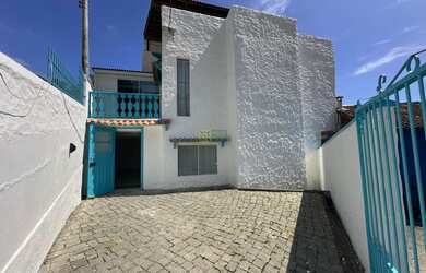 Imagem: A casa possui 3 Dormitórios, 2 Suítes, 2 Banheiros, 1 Vaga