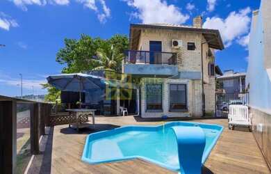 Imagem: A casa possui 6 Dormitórios, 5 Suítes, 7 Banheiros, 3 Vagas