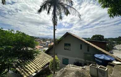 Imagem: A casa possui 3 Dormitórios, 1 Suíte, 4 Banheiros, 3 Vagas