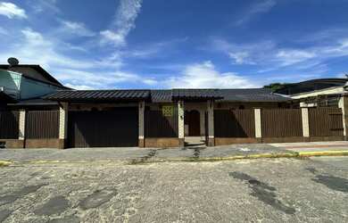Imagem: A casa possui 4 Dormitórios, 2 Suítes, 4 Banheiros, 3 Vagas