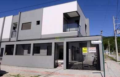 Imagem: A casa possui 3 Dormitórios, 3 Suítes, 4 Banheiros, 2 Vagas