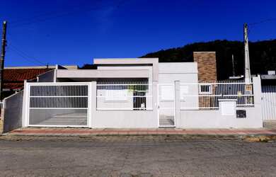 Imagem: A casa possui 3 Dormitórios, 1 Suíte, 3 Banheiros, 1 Vaga