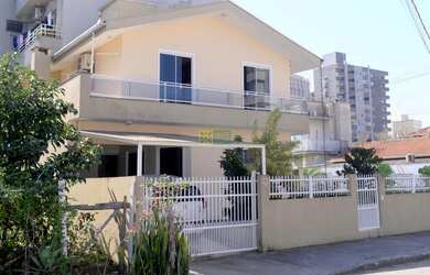 Imagem: A casa possui 3 Dormitórios, 2 Banheiros, 1 Vaga na garagem