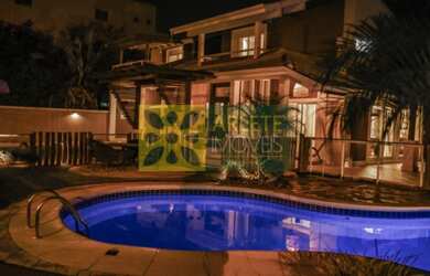 Imagem: A casa possui 5 Dormitórios, 3 Suítes, 6 Banheiros, 5 Vagas