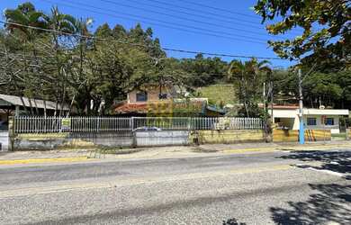 Imagem: A casa possui 3 Dormitórios, 2 Suítes, 3 Banheiros, 4 Vagas