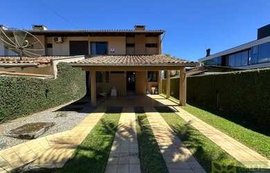 Imagem: A casa possui 3 Dormitórios, 1 Suíte, 3 Banheiros, 4 Vagas