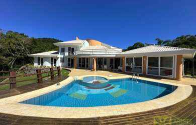 Imagem: A casa possui 5 Dormitórios, 4 Suítes, 6 Banheiros, 4 Vagas