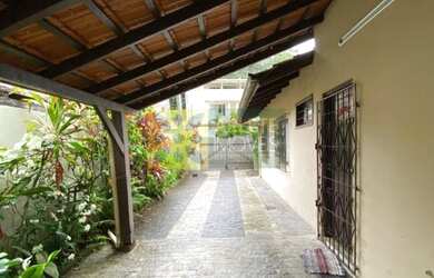 Imagem: A casa possui 2 Dormitórios, 1 Banheiro, 2 Vagas na garagem