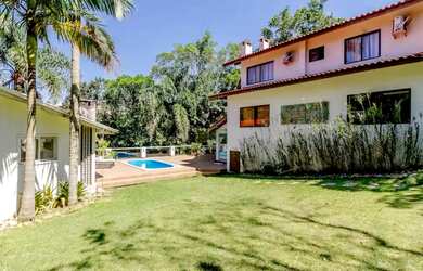 Imagem: A casa possui 4 Dormitórios, 2 Suítes, 5 Banheiros, 1 Vaga