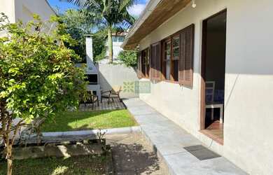 Imagem: A casa possui 1 Dormitório, 1 Banheiro, 1 Vaga na garagem