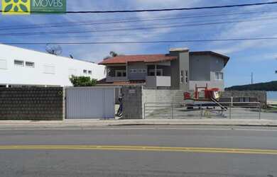 Imagem: A casa possui 6 Dormitórios, 6 Suítes, 8 Banheiros, 5 Vagas