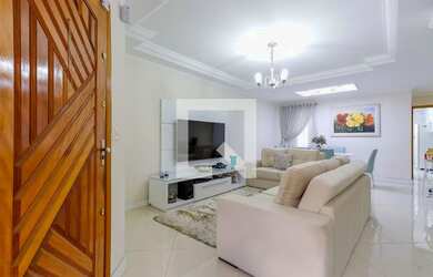 Imagem: A casa possui 3 Dormitórios, 3 Suítes, 4 Banheiros, 2 Vagas