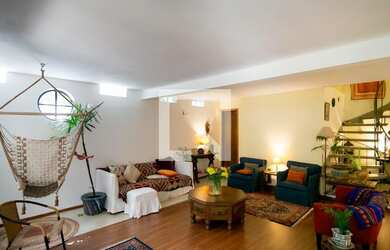 Imagem: A casa possui 4 Dormitórios, 4 Suítes, 5 Banheiros, 1 Vaga