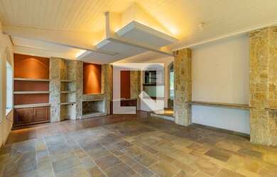 Imagem: A casa possui 7 Dormitórios, 3 Suítes, 5 Banheiros, 5 Vagas