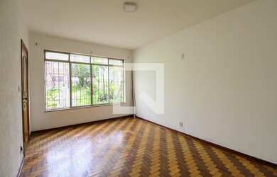 Imagem: A casa possui 2 Dormitórios, 2 Banheiros, 2 Vagas na garagem