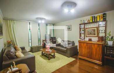 Imagem: A casa possui 4 Dormitórios, 2 Suítes, 3 Banheiros, 4 Vagas