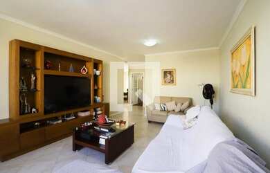 Imagem: A casa possui 5 Dormitórios, 1 Suíte, 3 Banheiros, 5 Vagas