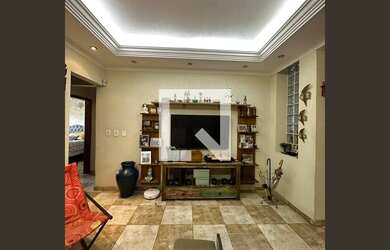 Imagem: A casa possui 4 Dormitórios, 1 Suíte, 4 Banheiros, 2 Vagas