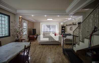 Imagem: A casa possui 4 Dormitórios, 1 Suíte, 4 Banheiros, 2 Vagas