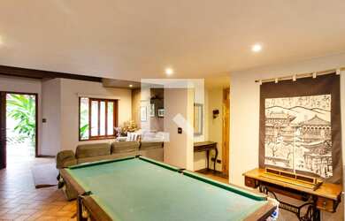 Imagem: A casa possui 4 Dormitórios, 1 Suíte, 4 Banheiros, 3 Vagas