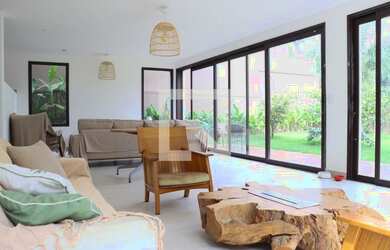 Imagem: A casa possui 5 Dormitórios, 4 Suítes, 5 Banheiros, 379m²