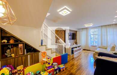 Imagem: A casa possui 3 Dormitórios, 1 Suíte, 4 Banheiros, 2 Vagas