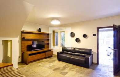 Imagem: A casa possui 3 Dormitórios, 1 Suíte, 4 Banheiros, 2 Vagas