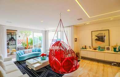 Imagem: A casa possui 5 Dormitórios, 4 Suítes, 6 Banheiros, 5 Vagas