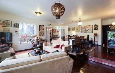 Imagem: A casa possui 5 Dormitórios, 3 Suítes, 4 Banheiros, 2 Vagas