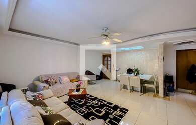 Imagem: A casa possui 3 Dormitórios, 1 Suíte, 6 Banheiros, 5 Vagas