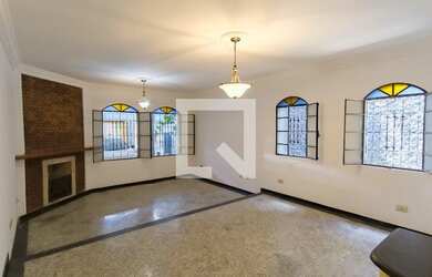 Imagem: A casa possui 4 Dormitórios, 2 Suítes, 5 Banheiros, 2 Vagas