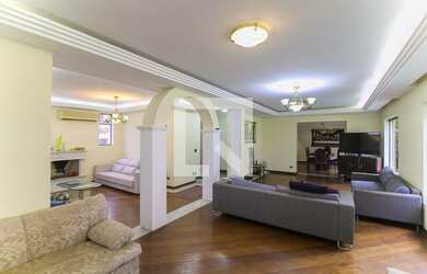 Imagem: A casa possui 5 Dormitórios, 4 Suítes, 5 Banheiros, 8 Vagas