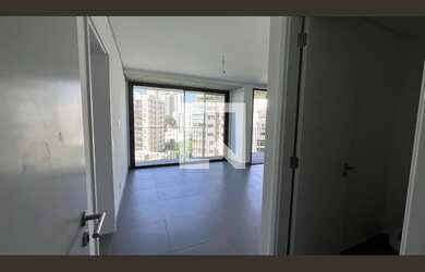 Imagem: O apartamento possui 1 Dormitório, 1 Suíte, 2 Banheiros, 1