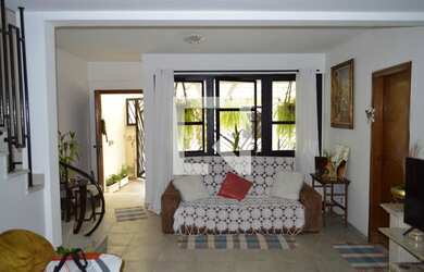 Imagem: A casa possui 4 Dormitórios, 2 Suítes, 5 Banheiros, 3 Vagas