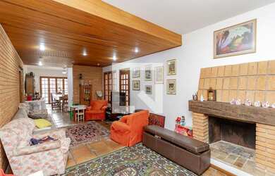 Imagem: A casa possui 4 Dormitórios, 2 Suítes, 4 Banheiros, 2 Vagas