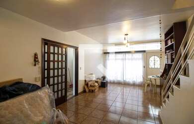 Imagem: A casa possui 3 Dormitórios, 2 Banheiros, 2 Vagas na garagem