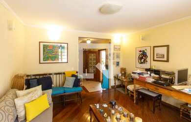 Imagem: A casa possui 4 Dormitórios, 2 Suítes, 4 Banheiros, 2 Vagas