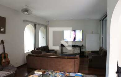 Imagem: A casa possui 6 Dormitórios, 2 Suítes, 4 Banheiros, 5 Vagas