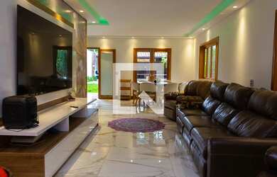 Imagem: A casa possui 5 Dormitórios, 3 Suítes, 7 Banheiros, 3 Vagas