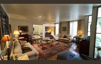 Imagem: A casa possui 5 Dormitórios, 4 Suítes, 6 Banheiros, 4 Vagas