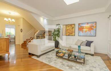 Imagem: A casa em condomínio possui 4 Dormitórios, 3 Suítes, 4 Banheiros