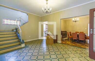 Imagem: A casa possui 3 Dormitórios, 3 Suítes, 6 Banheiros, 4 Vagas